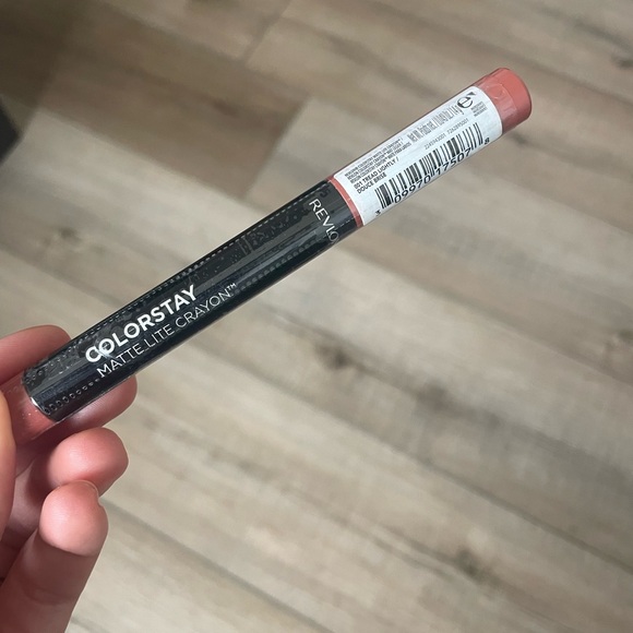 NWT Revlon Colorstay Matte Lite Crayon - 001 Tread Lightly | Full size Lip - Picture 3 of 9